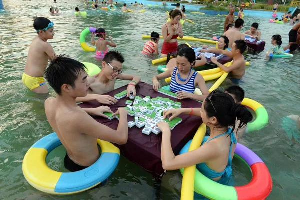 Китайские Отдыхающие Играют Маджонг Воде Аквапарке Городе Наньчун Провинция Сычуань — стоковое фото
