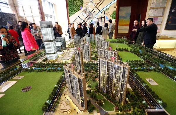 中国购房者在中国东部江苏省南京市一个住宅物业项目的销售中心查看住房模型 — 图库照片