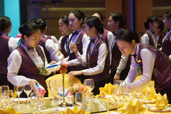 Empregadas Chinesas Preparam Jantares Mesas Para Banquete Boas Vindas Durante — Fotografia de Stock
