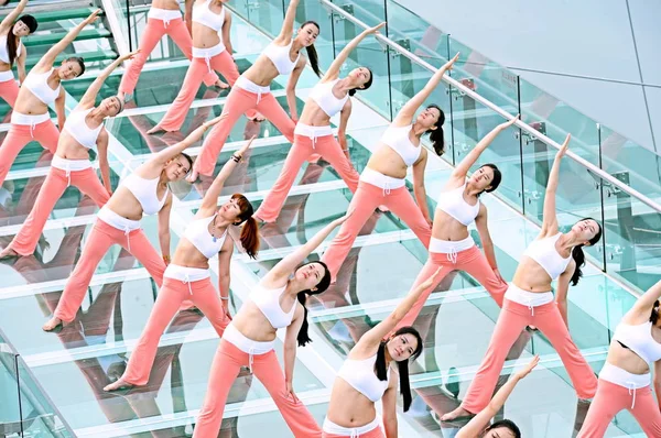 Chinesische Enthusiasten Führen Yoga Auf Der Gläsernen Aussichtsplattform Shilinxia Aussichtspunkt — Stockfoto