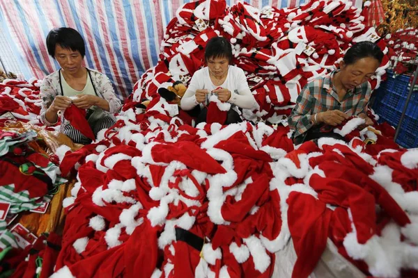 Kvinnliga Kinesiska Arbetare Gör Santa Claus Hattar Och Andra Julprodukter — Stockfoto