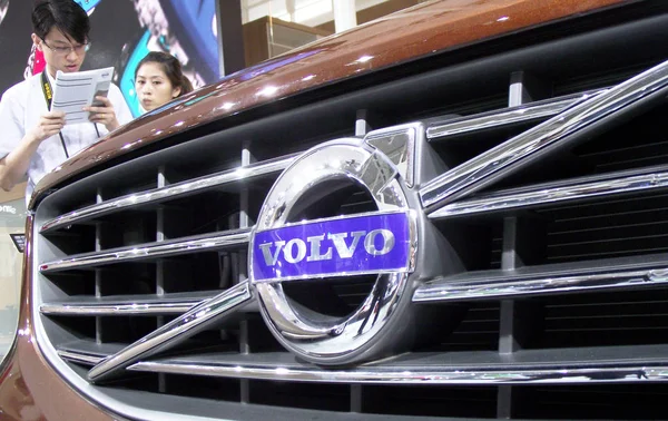 File Visitantes Olhar Para Carro Volvo Durante Show Automóveis Nanjing — Fotografia de Stock