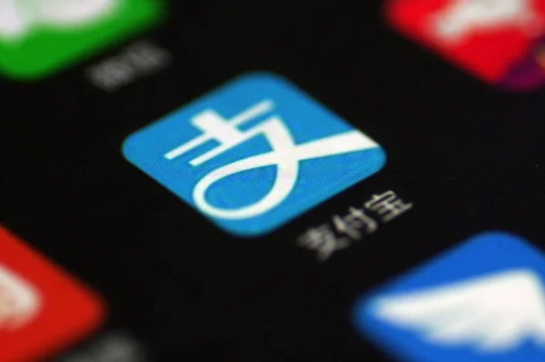 中国の電子商取引大手アリババのアント フィナンシャルのオンライン決済サービスであるアリペイのアプリが 2016年5月27日 中国東部山東省江南市のスマートフォンにインストールされている — ストック写真