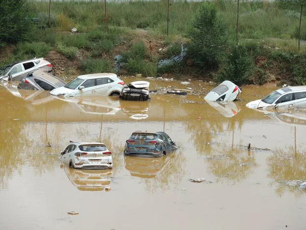 Personenauto Zijn Ondergedompeld Het Water Gewassen Door Overstromingen Veroorzaakt Door — Stockfoto