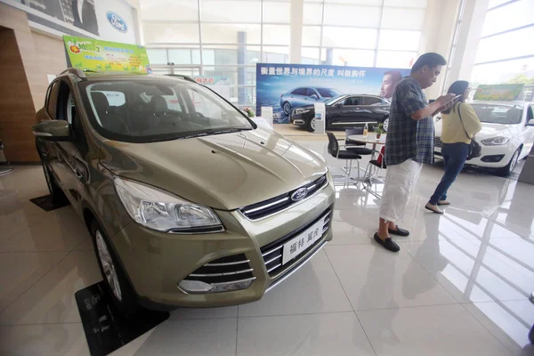 Compradores Carros Chineses Olham Para Carros Ford Uma Concessionária Xangai — Fotografia de Stock