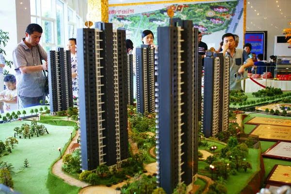 2016年8月6日 中国中部湖北省宜昌市一个住宅物业项目的销售中心 中国购房者看待住房模型 — 图库照片