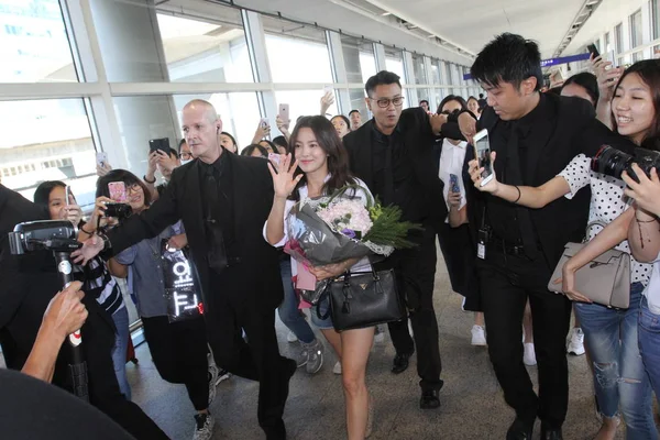韩国女星宋惠京 在中国香港香港国际机场降落后 走向出口 2016年7月21日 — 图库照片