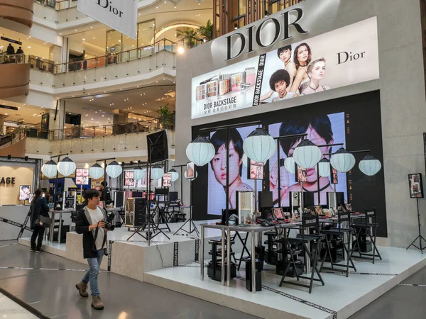 Pedestres Passam Pelo Stand Dior Shopping Center Xangai China Novembro — Fotografia de Stock