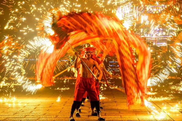 Performers Executar Dragão Dança Como Faíscas Criadas Por Água Ferro — Fotografia de Stock