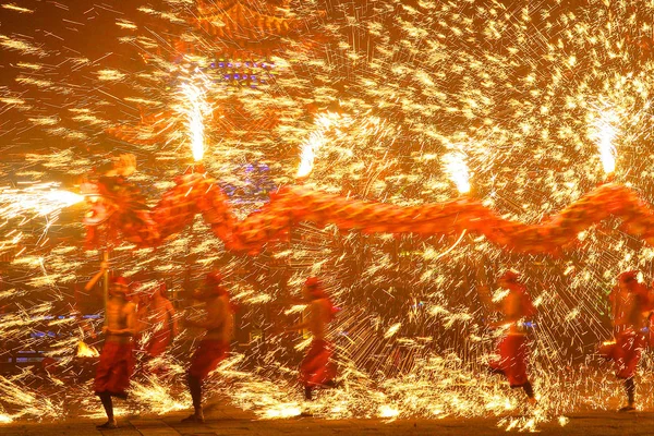 공연가는 불꽃이 하늘에 티에의 공연을 — 스톡 사진