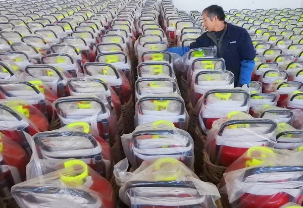 Китайські Працівники Використовують Крановий Автомобіль Щоб Підняти Затонулого Корабля Починаючи — стокове фото