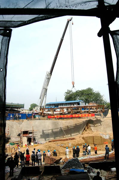 Chinese Workers Use Crane Vehicle Lift Sunken Ship Dating Back — Stock Photo, Image