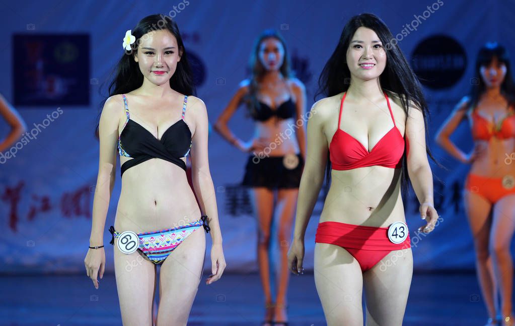 Bikini Placcato Modello Cinese Yuanyuan Sinistra Che Ricevuto