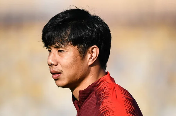 中国国家男足的郝俊民参加了2019年1月15日在阿拉伯联合酋长国阿布扎比举行的中非亚洲杯 组与韩国的比赛的训练课 — 图库照片