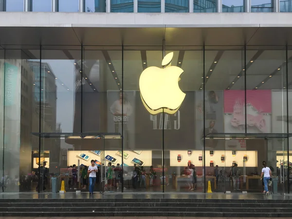 상하이의 난징루 쇼핑가에 Apple Store에서 제품을 2016 — 스톡 사진