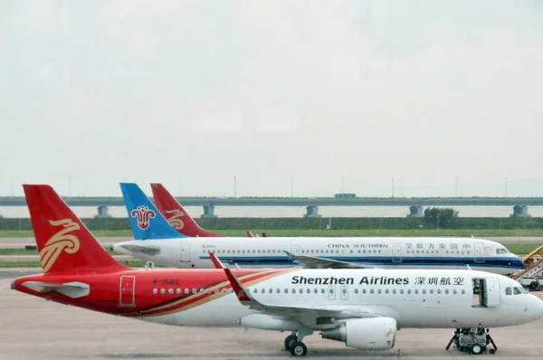 Utasszállító Repülőgépek Shenzhen Airlines China Southern Airlines Képen Shenzhen Baoan — Stock Fotó