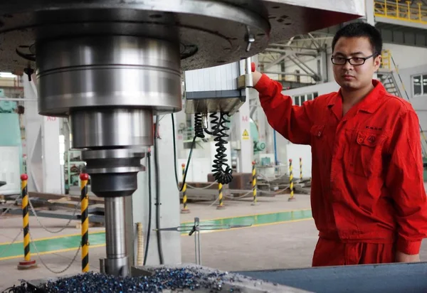 Trabajador Chino Observa Producción Acero Una Planta Dongbei Special Steel — Foto de Stock