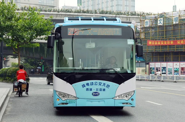 Een Elektrische Bus Van Byd Reist Weg Hangzhou Ctiy Oost — Stockfoto