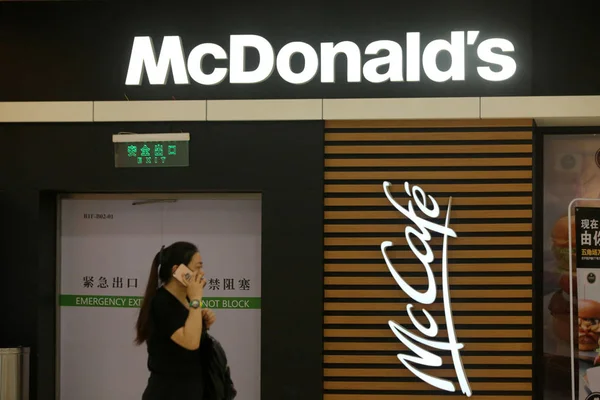 歩行者は 中国のマクドナルドのファーストフードレストランを通り過ぎる 2016年6月23日 — ストック写真