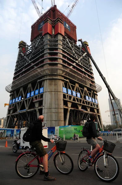 Fietsers Kijken Naar Wolkenkrabber China Zun Aanbouw Peking China Oktober — Stockfoto