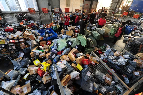 Los Trabajadores Chinos Clasifican Paquetes Mayoría Los Cuales Son Compras —  Fotos de Stock