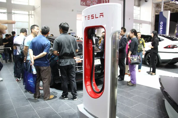 Люди Посещают Стенд Tesla Время Пекинской Международной Автомобильной Выставки Известной — стоковое фото