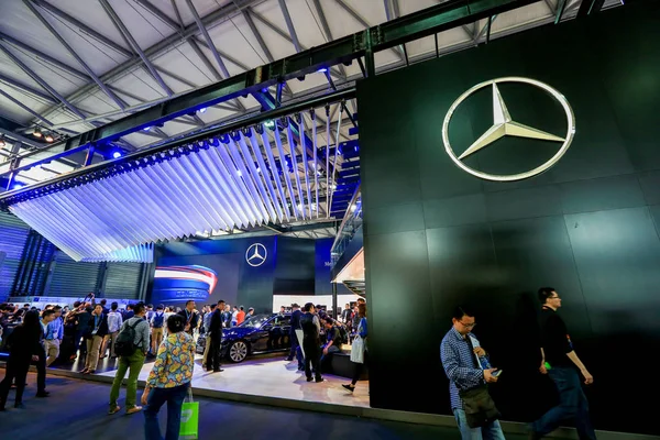 Menschen Besuchen Den Stand Von Mercedes Benz Auf Der Internationalen — Stockfoto