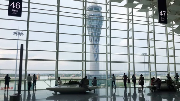 Passageiros Olham Através Vidro Aviões Aeroporto Internacional Shenzhen Baoan Cidade — Fotografia de Stock
