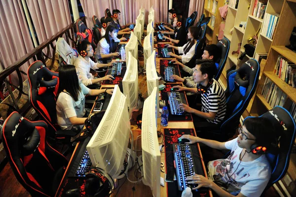 Jonge Chinese Netizens Spelen Online Games Een Internet Cafe Qingdao — Stockfoto