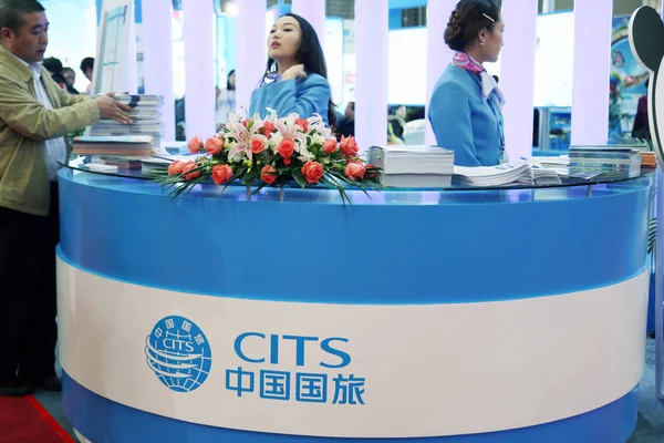 Китайські Працівники Ставлять Стенді Cits Китай International Travel Service Limited — стокове фото