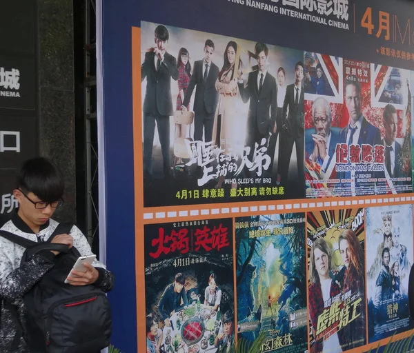 Cinéaste Chinois Tient Côté Affiches Films Dans Cinéma Ville Yichang — Photo