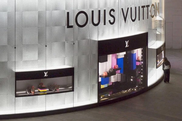 Ein Spaziergänger Blickt Eine Modeboutique Von Louis Vuitton Fuzhou Stadt — Stockfoto