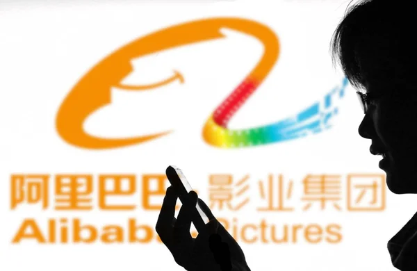 Čínská Žena Používá Svůj Mobilní Telefon Před Reklamou Pro Alibaba — Stock fotografie