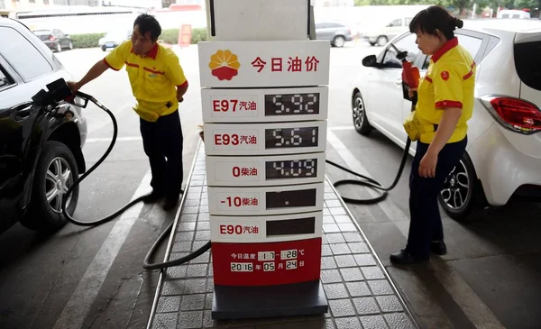 ファイル 中国の労働者は Cnpc 中国国営石油会社 の子会社である Petrochina のガソリンスタンドで 中国の河南省中央部の Luoyang 市に車を給油 — ストック写真