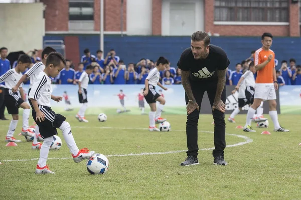 Bintang Sepak Bola Inggris David Beckham Menginstruksikan Anak Anak Muda — Stok Foto