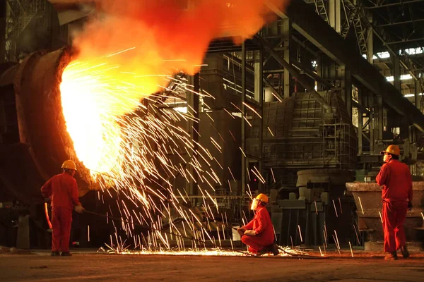 Chinese Workers Survey Production Steel Next Furnace Containing Molten Steel — Stock Photo, Image