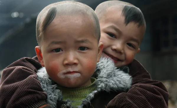 Niños Abandonados Son Fotografiados Casa Una Zona Rural Condado Leishan — Foto de Stock