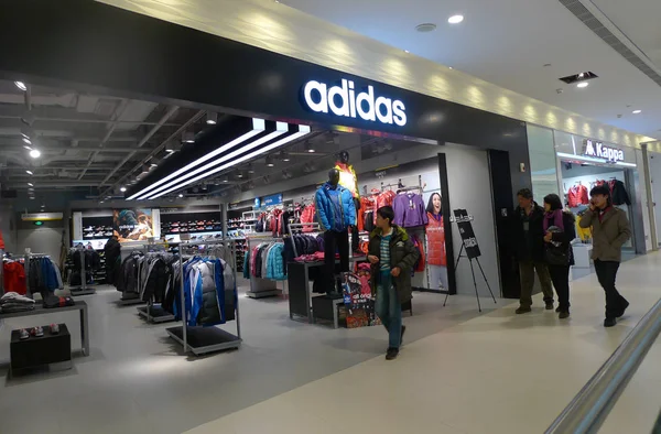 2013년 13일 톈진의 쇼핑몰에서 아디다스의 스포츠웨어 매장을 지나가는 고객들 — 스톡 사진