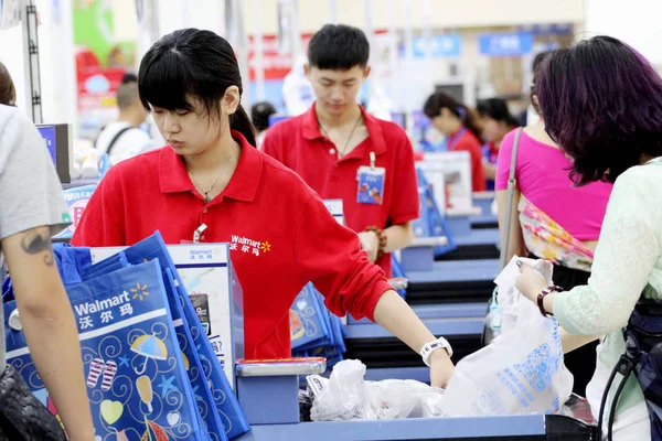 Kinesiska Kassörer Hjälpa Kunder Att Checka Stormarknad Walmart Nanjing City — Stockfoto