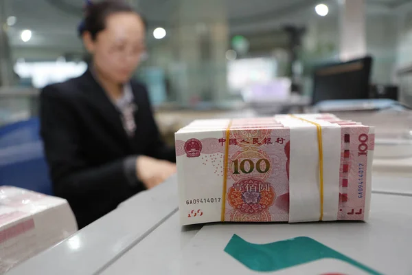 Egy Kínai Jegyző Számol Rmb Renminbi Jüan Bankjegyek Egy Bank — Stock Fotó