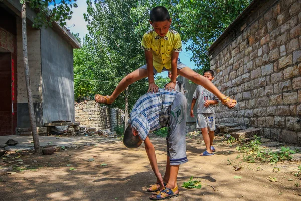 Left Children Play Together Mountainous Area Central China Hubei Province — Stock Photo, Image