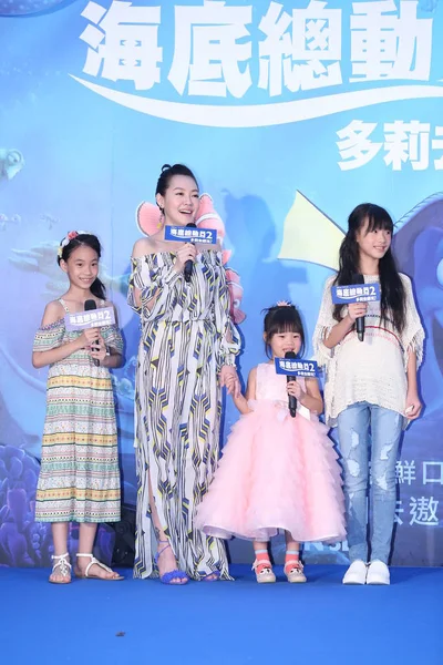 Taiwanesische Fernsehmoderatorin Dee Hsu Die Größte Und Ihre Drei Töchter — Stockfoto
