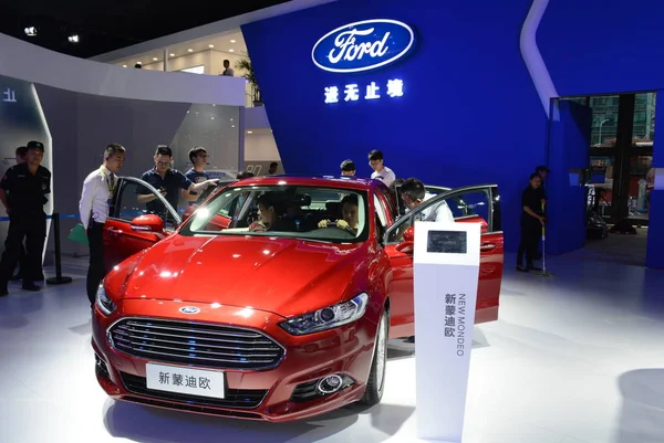 Посетители Опробовали Посмотрели Автомобили Ford Выставке Автомобилей Шэньчжэне Провинция Гуандун — стоковое фото