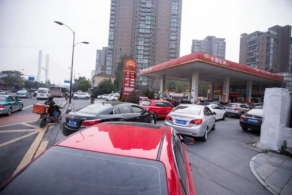 2015年12月12日 中国東部の浙江省杭州市にあるCnpc 中国国家石油公社 の子会社 ペトロチャイナのガソリンスタンドで 車が燃料補給される列に並ぶ — ストック写真
