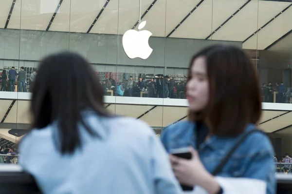 Duas Garotas Conversam Perto Uma Apple Store Cidade Guangzhou Província — Fotografia de Stock