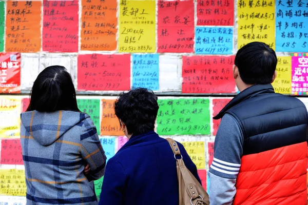Çinli Arayanlar Qingdao Şehrinde Bir Piyasasında Işe Alım Bilgilerini Okudular — Stok fotoğraf