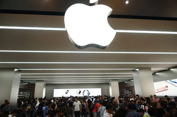 Покупатели Пробуют Электронные Товары Apple Store Тяньцзине Китай Октября 2015 — стоковое фото