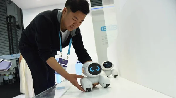 Expositor Exhibe Robot Durante Salón Internacional Electrónica Consumo Asia 2016 —  Fotos de Stock