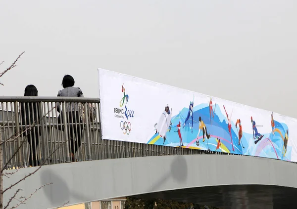 Fotgjengere Går Forbi Banner Vinter 2022 Beijing Kina Mars 2015 – stockfoto