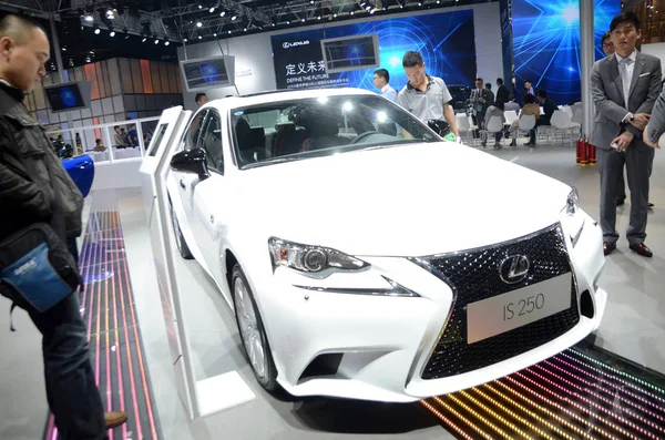 Visitors Look Lexus 250 Display 16Th Shanghai International Automobile Industry — Stock Photo, Image